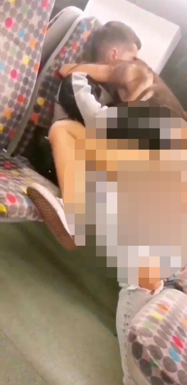 Trende kimseye aldırış etmeden cinsel ilişkiye giren çift, yolcuların ağzını açık bıraktı - Resim : 2