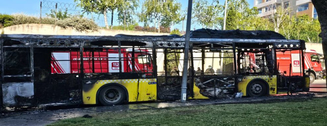 İstanbul Bahçeşehir'de İETT otobüsü alev alev yandı! - Resim : 2