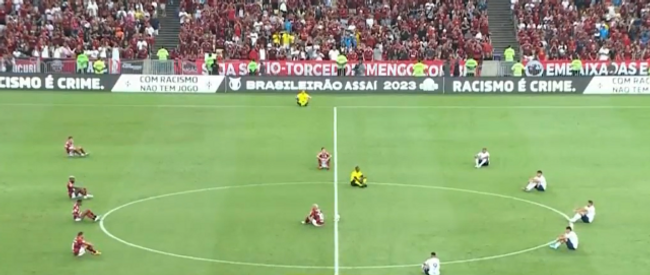 Oyuncular ve hakemler ırkçılığa uğrayan Vinicius için bakın ne yaptı - Resim : 2