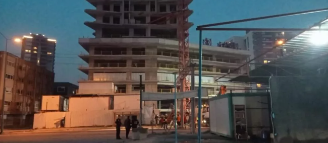 İzmir'de kule vincin bir kısmı devrildi! Ölü ve yaralılar var - Resim : 1