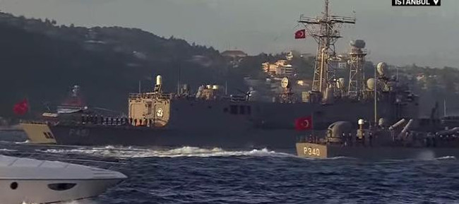 İstanbul Boğazı’nda görkemli geçit töreni! Deniz ve havadaki anlar nefes kesti… - Resim : 10