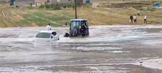 Bir ilde sel felaketi yaşanıyor! Kara yolu ulaşıma kapandı - Resim : 1