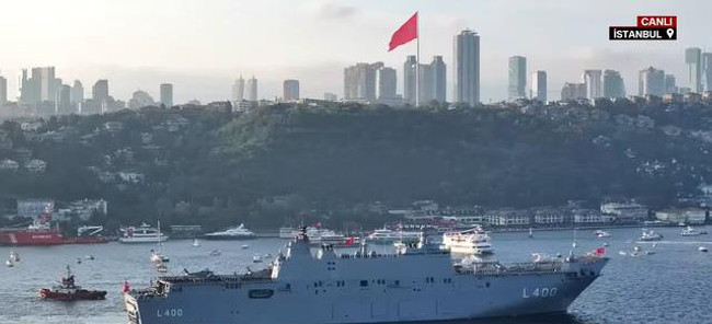 İstanbul Boğazı’nda görkemli geçit töreni! Deniz ve havadaki anlar nefes kesti… - Resim : 2