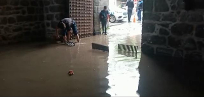 Türkiye yazı karşılamaya hazırlanırken il ve ilçeleri sel vurdu, tarlalar perişan oldu - Resim : 5