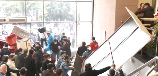 CHP Genel Merkezi'ne müdahale başladı! Polis kapıyı kırıp bahçeye girdi… - Resim : 1