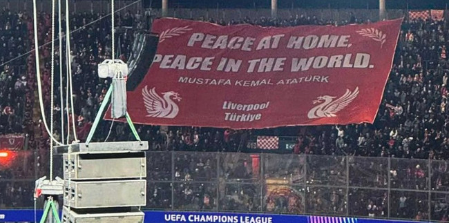 Liverpool taraftarından Atat&uuml;rk pankartı! TRT o anları g&ouml;stermedi - Resim : 1