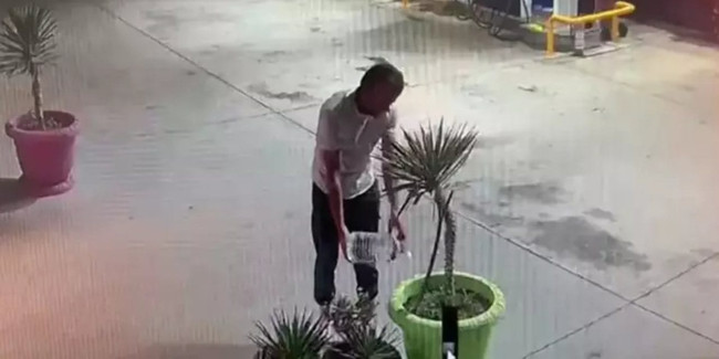 FETÖ'cü kundakçının benzin aldığı görüntüler! Bidonları böyle taşımış - Resim : 1