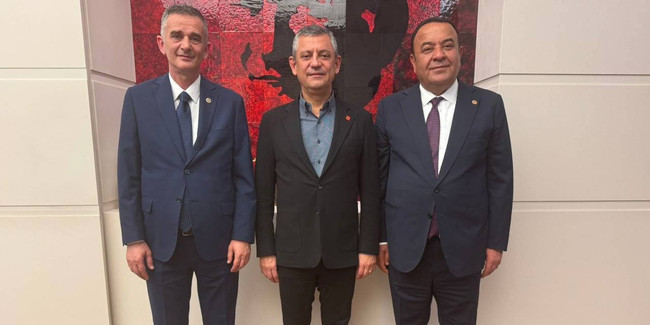 İYİ Parti'den ihraç edilen Ümit Dikbayır, CHP'ye katıldı: Rozetini Özgür Özel taktı - Resim : 2