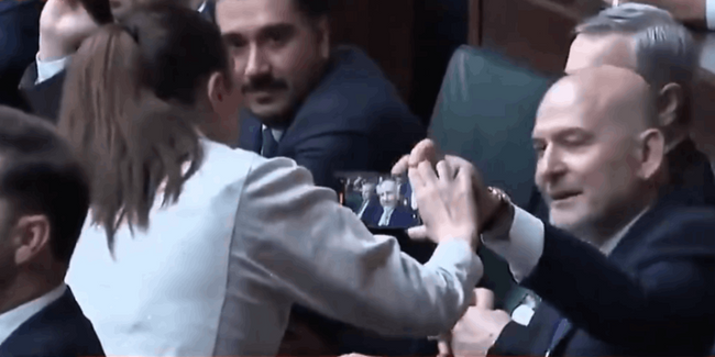 'G&uuml;listan Doku' sorusu S&uuml;leyman Soylu'yu kızdırdı! Gazeteciye fiziki m&uuml;dahale - Resim : 1