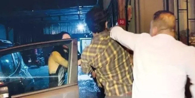 Muhabire saldıran yönetmen cezayı yedi! - Resim : 1