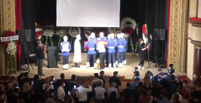 Büyük usta Ferhan Şensoy’a veda! İki kardeş gözyaşlarına boğuldu... - Resim : 5