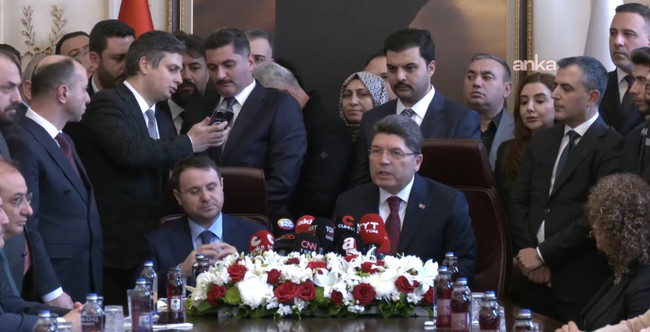 Adalet Bakanlığı'ndaki devir teslimde koltuk krizi: Gürlek'in rahatsızlığı yüzüne yansıdı - Resim : 4