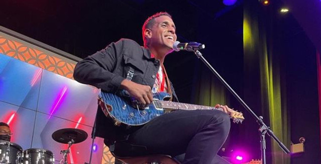 Dünya bu görüntülerle şokta! Ünlü şarkıcı sahnede şarkı söylerken binlerce kişinin önünde öldü - Resim : 1