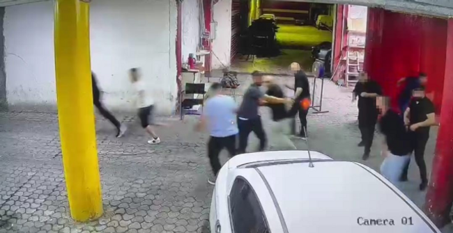 Herkesin önünde, arabaya binerken kurşun yağdırdı! O anlar güvenlik kamerasında - Resim : 1