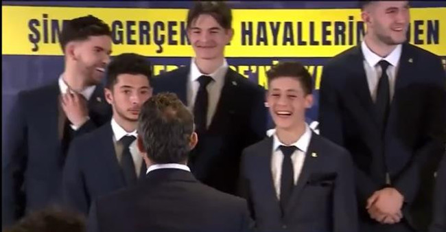 Ali Koç imza töreninde çevirdiği kadına "Kimsin sen?" diye sordu! Aldığı yanıt kahkahalara boğdu - Resim : 3