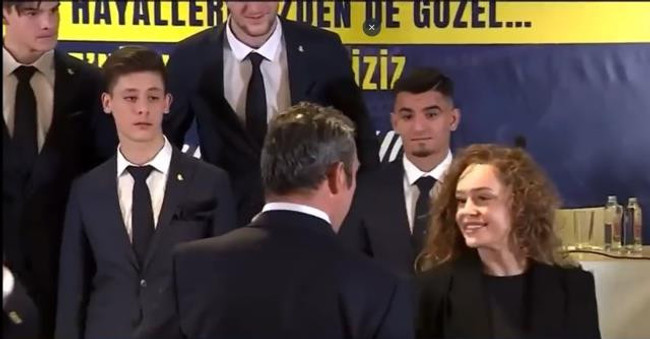 Ali Koç imza töreninde çevirdiği kadına "Kimsin sen?" diye sordu! Aldığı yanıt kahkahalara boğdu - Resim : 1