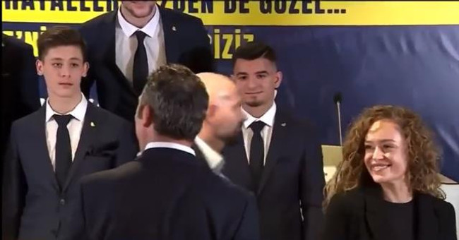 Ali Koç imza töreninde çevirdiği kadına "Kimsin sen?" diye sordu! Aldığı yanıt kahkahalara boğdu - Resim : 2