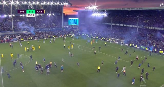 Dünya, Premier Lig'i konuşuyor! Saha savaş alanına döndü, ünlü hoca taraftarı tekmeledi - Resim : 1