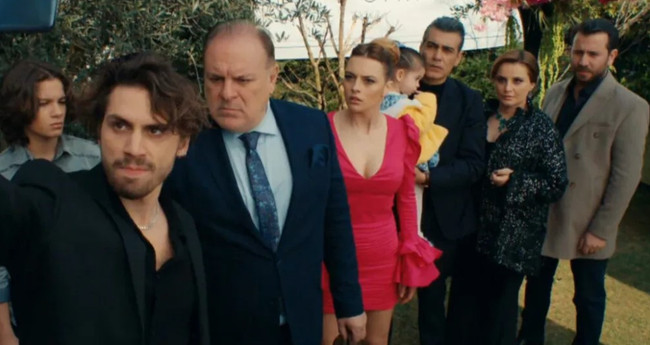 Sadakatsiz dizisine damga vuran sahne! Bu aile fotoğrafında bir kişi eksik! - Resim : 5