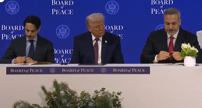 Trump adım adım Birleşmiş Milletler'i yıkıyor: Davos'ta imzalayıp, dünyaya duyurdu - Resim : 2