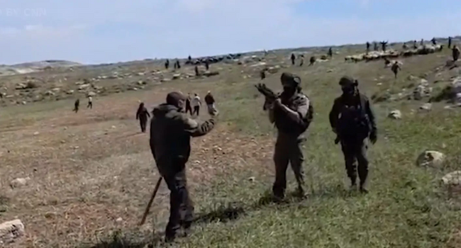 İsrail Batı Şeria’da gazetecilere saldırdı! Silah çekip, boğazını sıktılar! - Resim : 2