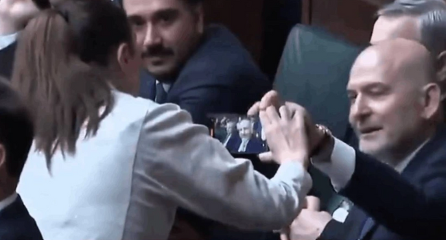 Soylu tartışmasının ardından dikkat çeken gelişme! AKP grubunda gazetecilere çekim yasağı geldi - Resim : 1