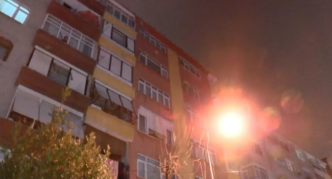 İstanbul Bahçelievler'de kömürlüğü çöken 7 katlı apartman boşaltıldı - Resim : 1