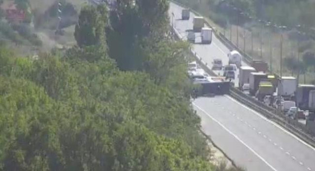 İstanbul Büyükçekmece'de tır devrildi, TEM Edirne istikameti trafiğe kapandı - Resim : 1