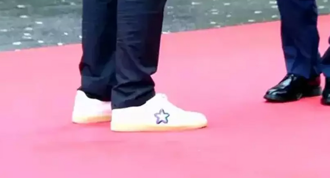 Başbakan kırmızı halıda diz çöktü! Erdoğan’dan dikkat çeken tepki... - Resim : 2