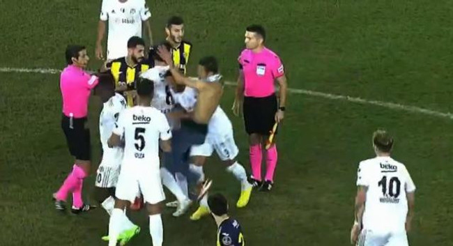 Ankara'da maç sonu ortalık karıştı! Sahaya giren taraftar, Beşiktaşlı yıldıza uçan tekme attı - Resim : 3