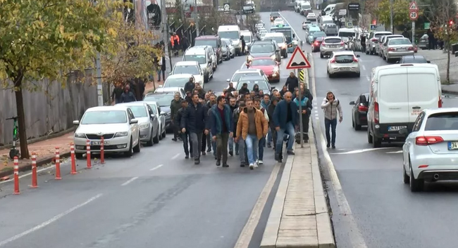 Ataşehir Belediyesi işçilerinden sözleşme farkı tepkisi: Ücretlerimiz ödenene kadar iş bıraktık - Resim : 1