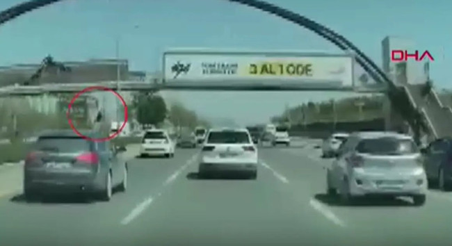 Ankara'da feci kaza! Üst geçitten düşüp otomobilin altında kaldı - Resim : 2