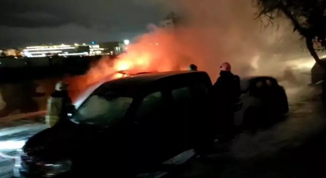 İstanbul'da şiddetli patlama! 3 araba kül oldu - Resim : 1