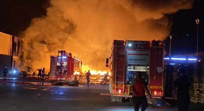 Zincir marketin deposunda büyük yangın - Resim : 1