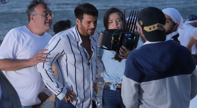 Can Yaman kamera arkasına da göz kırptı - Resim : 2