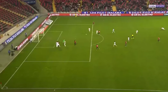 Süper Lig’de skandal an: Herkes kavgayı seyrederken gol geldi! - Resim : 2