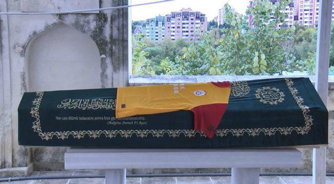 Eurovision şarkı yarışmasıyla hafızalara kazınan sunucu Bülend Özveren son yolculuğuna uğurlandı - Resim : 2