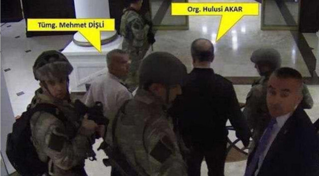 Darbeci general Başbakanlık'ta kanepede uyurken gözaltına alınmış - Resim : 1