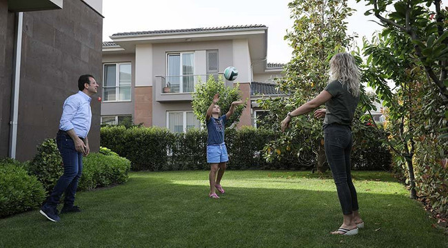 İmamoğlu hortumu eline aldı bahçeyi suladı - Resim : 1
