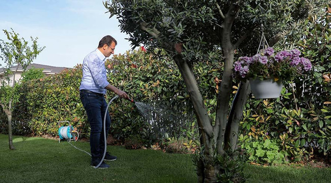 İmamoğlu hortumu eline aldı bahçeyi suladı - Resim : 2