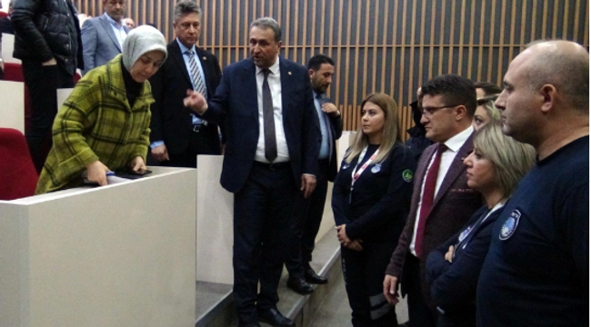 Tanju Özcan, özür dilemeyen AK Partili meclis üyesini salondan zabıtalarla çıkardı - Resim : 1