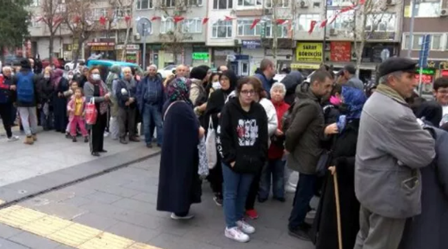 Bedava almak için dakikalarca kuyrukta beklediler - Resim : 1