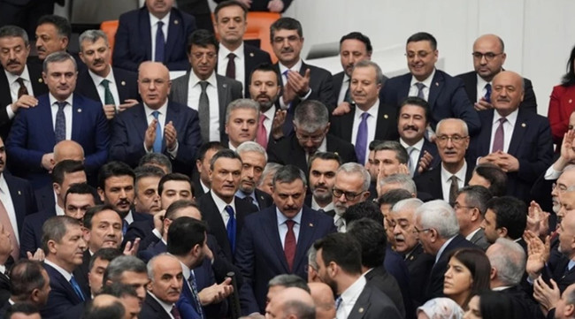 Yemin töreninde ortalık karıştı! Bahçeli'den TBMM'deki yemin kavgasına tepki - Resim : 1