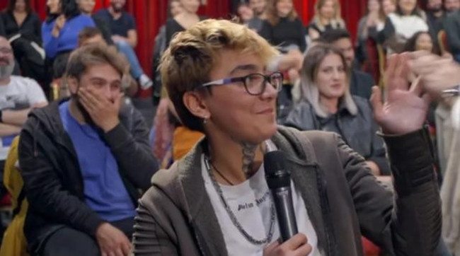 Hasan Can Kaya'dan büyük gaf! Kadın seyircinin cevabıyla utançtan kızardı - Resim : 2