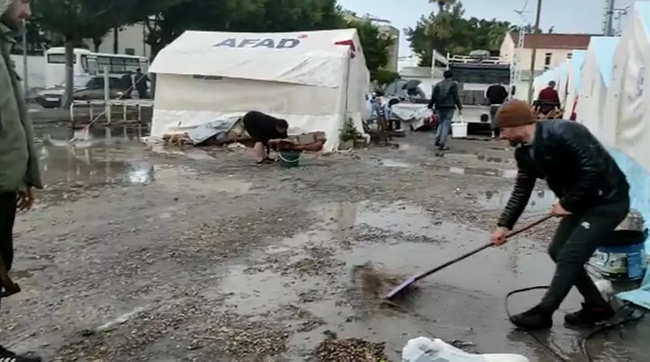 İskenderun'da depremzedeler zor anlar yaşadı! - Resim : 1
