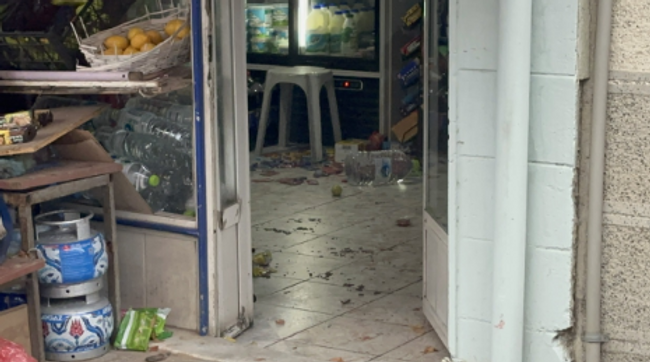 Tacize uğradığını iddia eden 15-16 yaşındaki genç kız bakkalı bıçakladı - Resim : 1