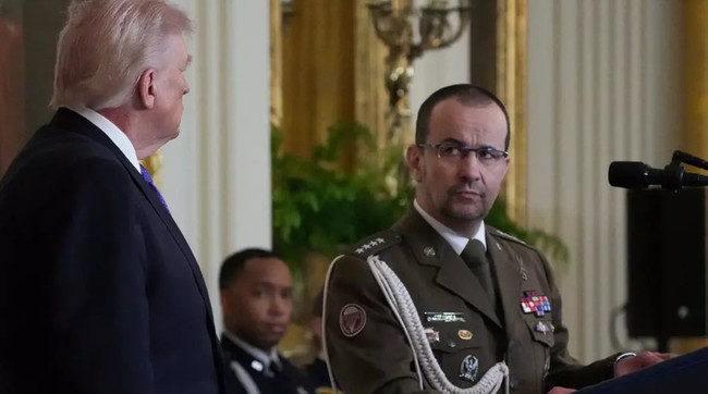 Daha önce ellerinde görülmüştü: Trump'ın boynundaki morluklar gündem oldu! - Resim : 1