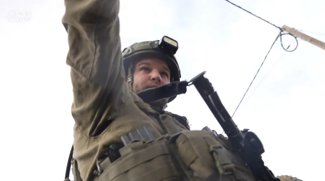 İsrail Batı Şeria’da gazetecilere saldırdı! Silah çekip, boğazını sıktılar! - Resim : 3