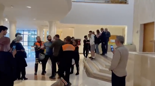 Ümit Özdağ'a katıldığı panelde şok protesto! Konuşmasına ara vermek zorunda kaldı - Resim : 1