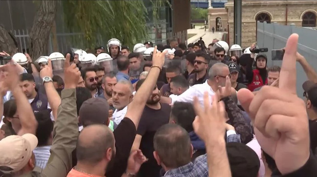 İBB'nin Feshane'deki sergisine saldırı girişimi - Resim : 2